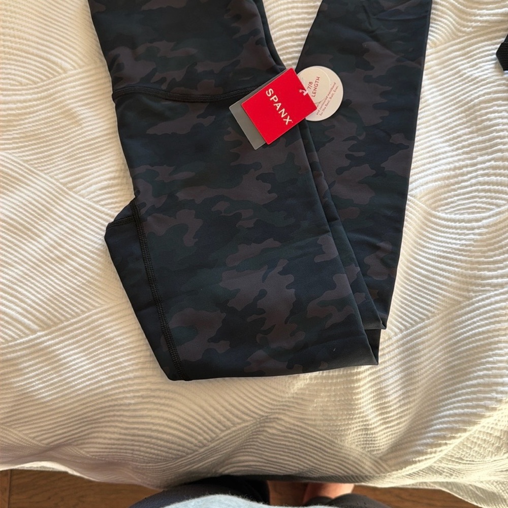 NWT SPANX Booty Boost Camo 7/8 Legging S/P
